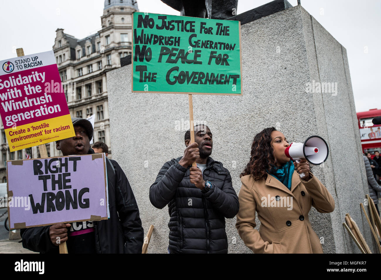 Londres, Royaume-Uni, 28 avril 2018. Une femme vu donner un discours au moyen d'un orateur au cours de la marche. La manifestation de solidarité génération Windrush réunis autour de 200 personnes à la statue de Churchill à la place du Parlement pour montrer leur mécontentement devant le gouvernement traite ceux du Windrush generation. "Malgré les mesures récentes du gouvernement pour tenter d'y remédier, ce n'aurait jamais dû avoir lieu dans la première place", disent-ils. Credit : SOPA/Alamy Images Limited Live News Banque D'Images