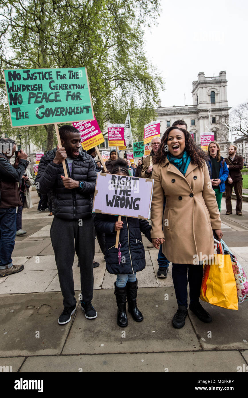 Londres, Royaume-Uni, 28 avril 2018. Windrush generation descendant famille vu dans l'avant de la marche. La manifestation de solidarité génération Windrush réunis autour de 200 personnes à la statue de Churchill à la place du Parlement pour montrer leur mécontentement devant le gouvernement traite ceux du Windrush generation. "Malgré les mesures récentes du gouvernement pour tenter d'y remédier, ce n'aurait jamais dû avoir lieu dans la première place", disent-ils. Credit : SOPA/Alamy Images Limited Live News Banque D'Images