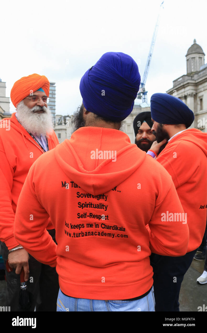 London UK. 28 avril 2018. Le punjabi hommes portant des turbans assister à la Vaisakhi festival à Trafalgar Square qui est accueilli par le maire de Londres comme une célébration de la tradition sikh et le panjabi, patrimoine et culture : Crédit amer ghazzal/Alamy Live News Banque D'Images