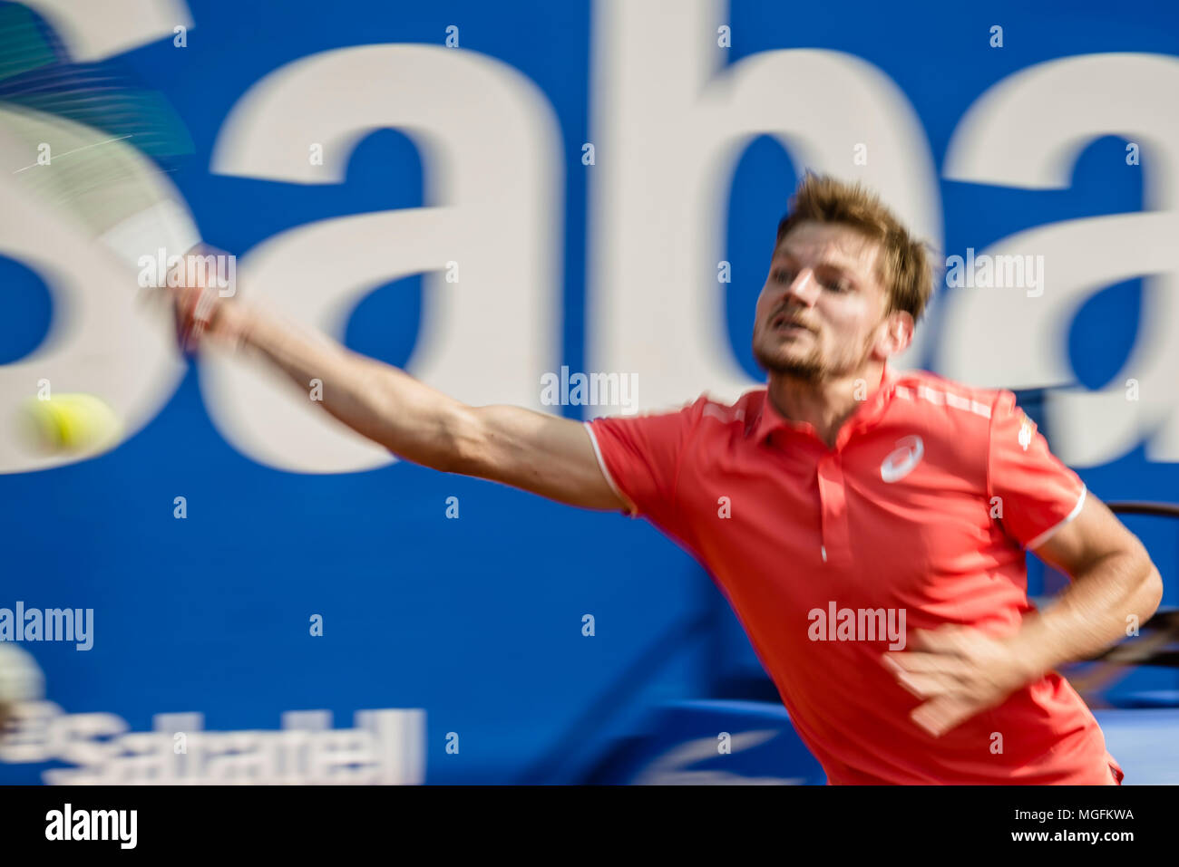 Barcelone, Espagne. 28, avril 2018 : DAVID GOFFIN (BEL) renvoie la balle à Rafael Nadal (ESP) dans leur demi-finale de l'Open de Barcelone Banc Sabadell' 2018. Nadal a gagné 6:4, 6:0 Crédit : Matthias Rickenbach/Alamy Live News Banque D'Images
