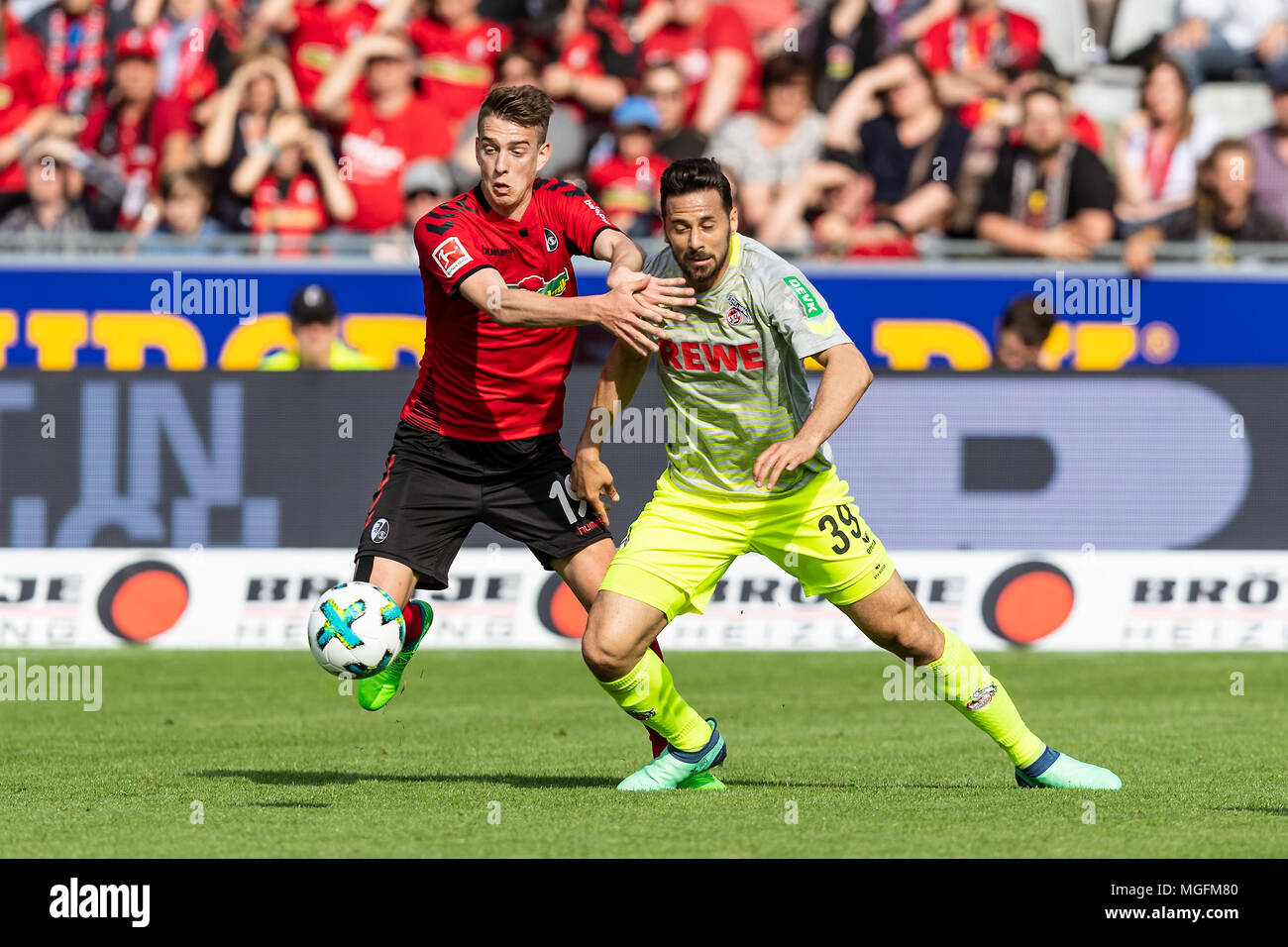 Janik Haberer (Fribourg) dans les duels avec Claudio Pizarro (FC Cologne). GES/Soccer/1. Bundesliga : Fribourg - 1.FC Cologne, 28.04.2018 - 1ère Division Football/soccer : SC Freiburg vs 1.FC Cologne, Fribourg, Apr 28, 2018 - Le monde d'utilisation | Banque D'Images