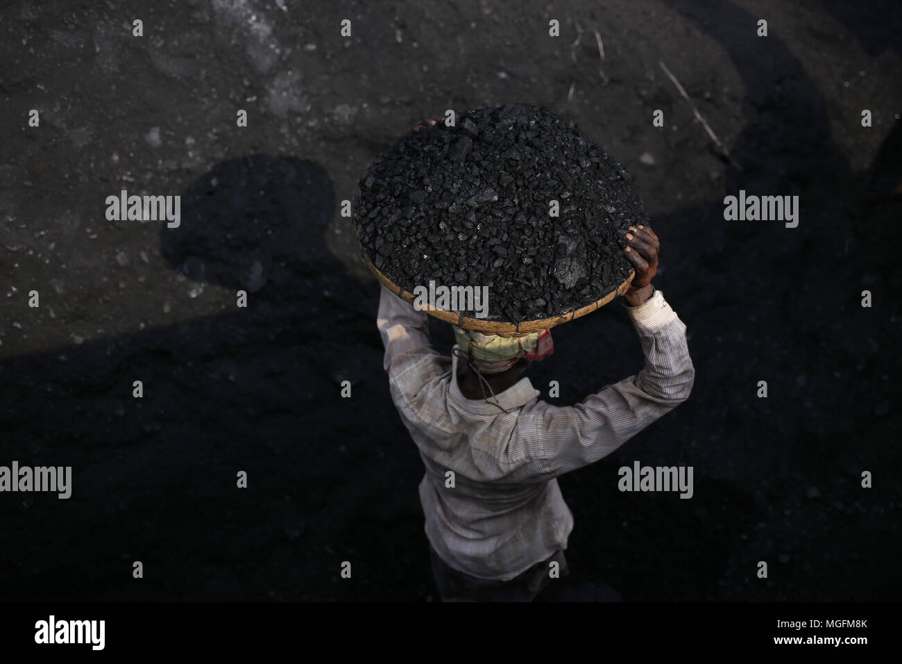 Dhaka, Bangladesh. Apr 28, 2018. Une décharge du travail du charbon sur la tête d'un fret à un marché de gros à Dhaka. Credit : Md. Mehedi Hasan/ZUMA/Alamy Fil Live News Banque D'Images