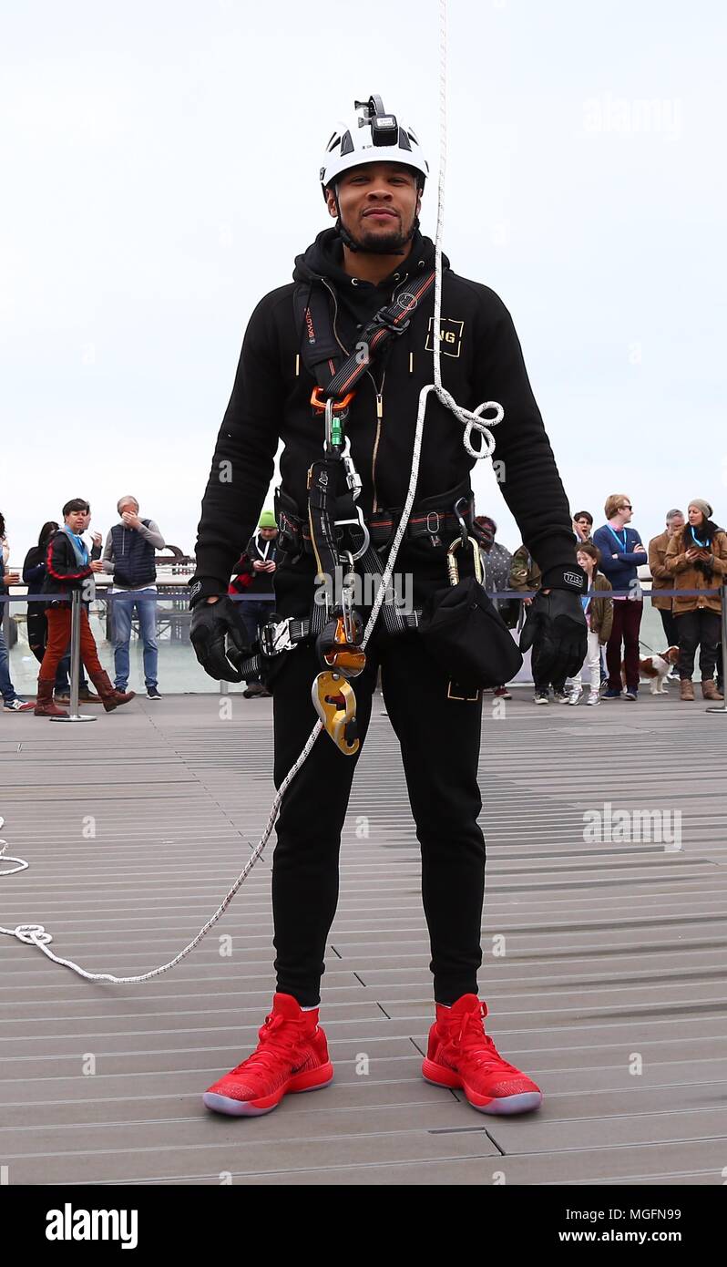 Brighton, Sussex UK 28 avril 2018 - Poids moyens britannique et super-boxeur poids moyen Chris Eubank Jr Rappels 450 pieds de Brighton's iconic British Airways j360 tour d'observation au cours d'une pod charité Rappel de l'aide de la charité pour les enfants Rockinghorse le bras de collecte de fonds du Royal Alexandra Hôpital pour enfants à Brighton. Credit : James Boardman/Alamy Live News Crédit : James Boardman/Alamy Live News Banque D'Images