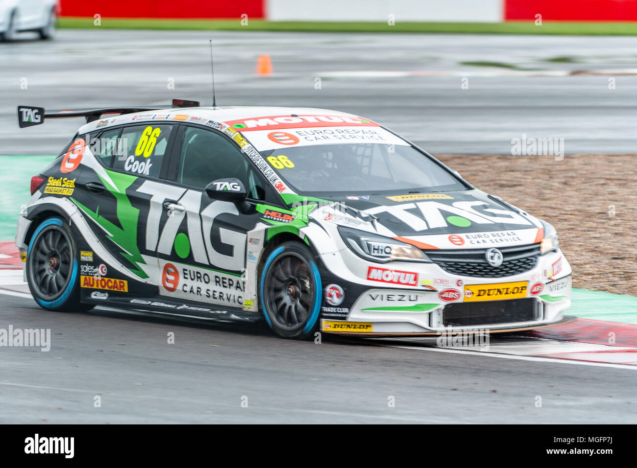 Donington, UK, le 28 avril 2018. Josh Cook Pôle prend en son pouvoir Maxed TAG Course Vauxhall Astra en qualifications pour le British Touring Car Championship 2018 Round 2 Donington Crédit : Guy Swarbrick//Alamy Live News Crédit : Guy Swarbrick/Alamy Live News Crédit : Guy Swarbrick/trackcycling.net/Alamy Live News Crédit : Guy Swarbrick/trackcycling.net/Alamy Live News Banque D'Images