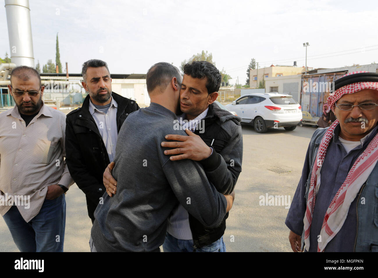 GAZA, TERRITOIRES PALESTINIENS. 28 avril, 2018.Uvayda palestinien Azzam Hilal, 15 ans, qui est mort à un hôpital après avoir été blessés par les forces d'Israël au cours des manifestations pacifiques border 'Grande Marche du retour", pleurer sur son corps à la morgue de l'hôpital de Khan Younis, Gaza, le 28 avril 2018. Photo : Abed Rahim Khatib © Abed Rahim Khatib / éveil / Alamy Live News Banque D'Images