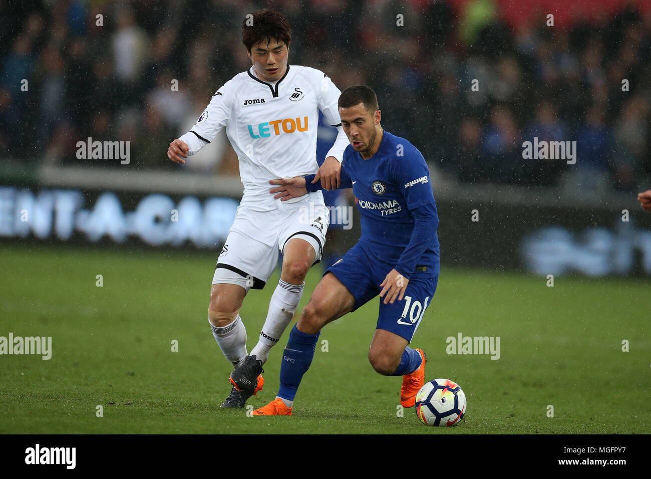 Swansea, Royaume-Uni. . Apr 28, 2018. Eden Hazard de Chelsea se détache de Ki Sung-Yueng de Swansea City.Premier League, Swansea City v Chelsea au Liberty Stadium de Swansea, Pays de Galles du Sud le samedi 28 avril 2018. Cette image ne peut être utilisé qu'à des fins rédactionnelles. Usage éditorial uniquement, licence requise pour un usage commercial. Aucune utilisation de pari, de jeux ou d'un seul club/ligue/dvd publications. Photos par Andrew Andrew/Verger Verger la photographie de sport/Alamy live news Crédit : Andrew Orchard la photographie de sport/Alamy Live News Banque D'Images