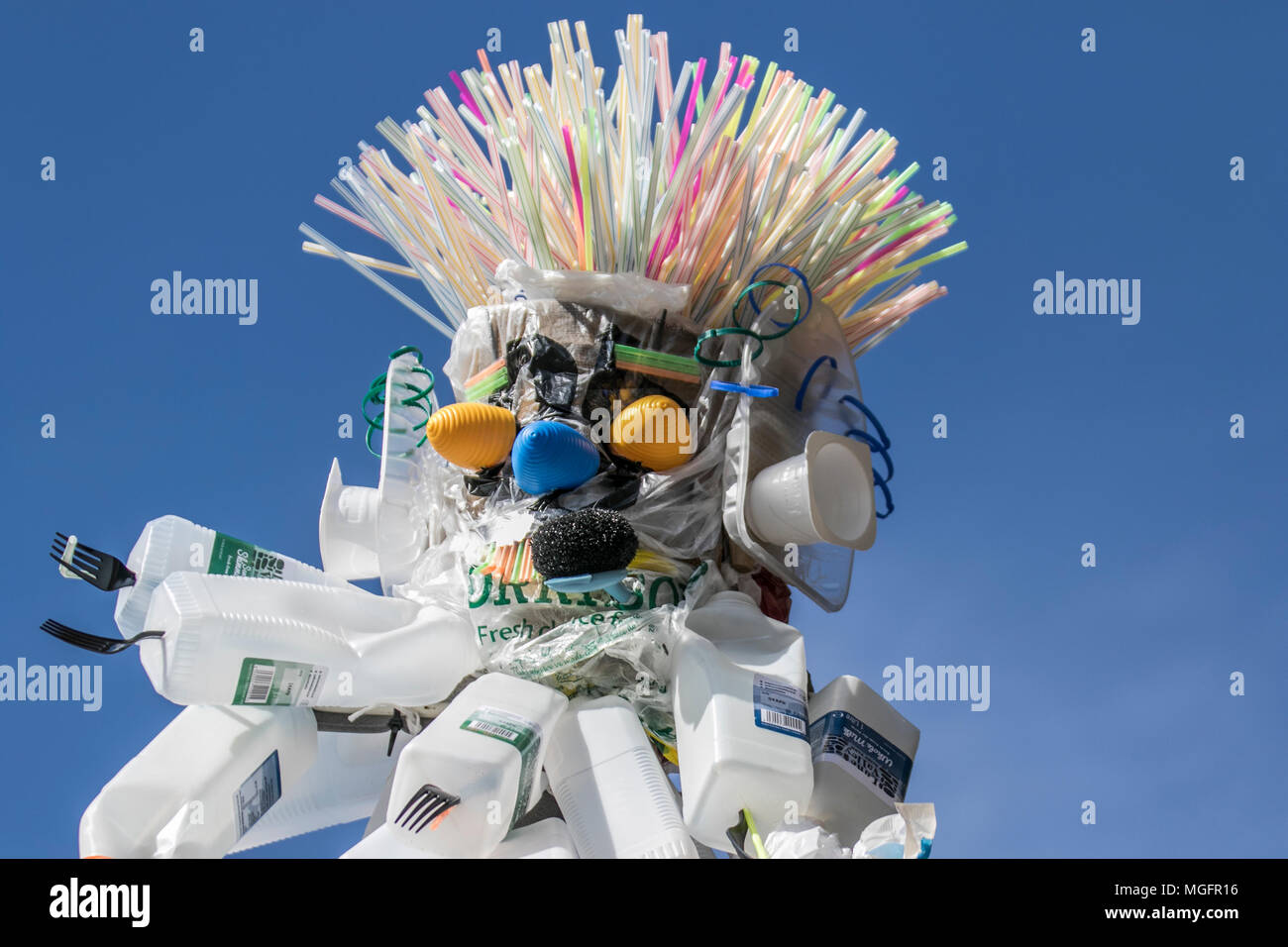 Figure de sculpture en plastique réutilisée et réutilisée à Wray, Lancaster, Royaume-Uni. Articles fabriqués à partir d'articles en plastique recyclés; sculptures avec des morceaux de pailles en plastique au festival et foire de Wray Scarecrow. Les villageois de Wray sont de retour à la création de personnages bizarres, de portraits délirants et de superbes créations faites à partir de bouteilles de lait en plastique jetées et de cartons de tous les jours. Banque D'Images