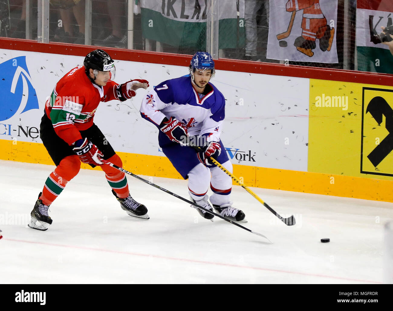 Budapest, Hongrie. 28 avril 2018. (L-r) de la Hongrie Bence Stipsicz défis Robert Lachowicz de Grande-Bretagne au cours de la 2018 Championnat du monde de hockey 2009 Division I GROUPE A match entre la Hongrie et la Grande-Bretagne à Laszlo Papp Budapest Sports Arena le 28 avril 2018 à Budapest, Hongrie. Credit : Laszlo Szirtesi/Alamy Live News Banque D'Images