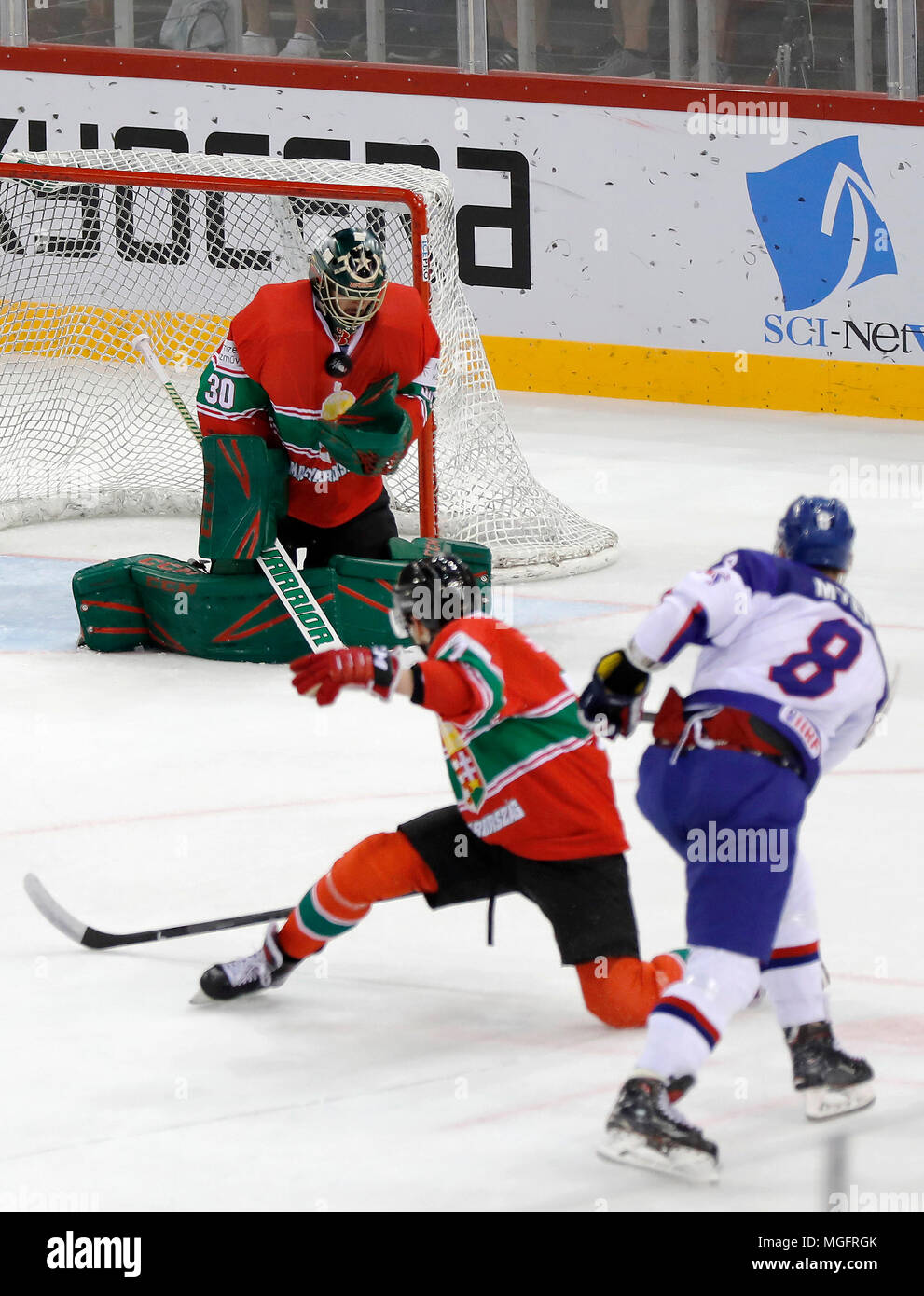 Budapest, Hongrie. 28 avril 2018. (L-r) Le gardien de but Adam Vay de la Hongrie enregistre avec sa poitrine le coup de Matthew Myers de Grande-bretagne # 8 pendant le 2018 Championnat du monde de hockey 2009 Division I GROUPE A match entre la Hongrie et la Grande-Bretagne à Laszlo Papp Budapest Sports Arena le 28 avril 2018 à Budapest, Hongrie. Credit : Laszlo Szirtesi/Alamy Live News Banque D'Images