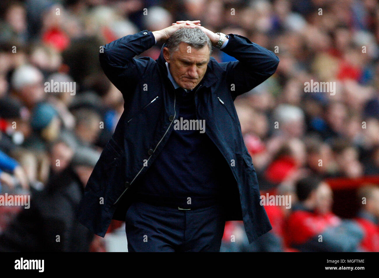 Londres, Royaume-Uni. Apr 28, 2018. Les Blackburn Rovers Manager Tony Mowbray est abattu au cours de la partie. L'EFL Skybet un match de football, Charlton Athletic v Blackburn Rovers lors de la vallée à Londres le samedi 28 avril 2018. Cette image ne peut être utilisé qu'à des fins rédactionnelles. Usage éditorial uniquement, licence requise pour un usage commercial. Aucune utilisation de pari, de jeux ou d'un seul club/ligue/dvd publications. pic par Steffan Bowen/Andrew Orchard la photographie de sport/Alamy live news Crédit : Andrew Orchard la photographie de sport/Alamy Live News Banque D'Images