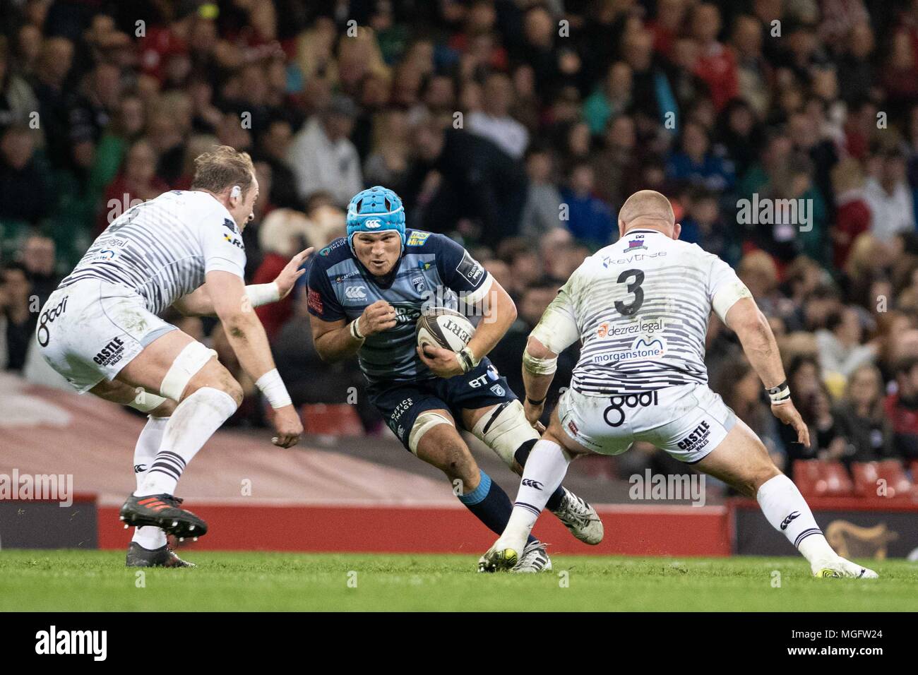 Cardiff, Royaume-Uni. 28 avril 2018. Cardiff Blues' Olly Robinson prend sur Cardiff, Royaume-Uni. 28 avril 2018. Les balbuzards' Alun Wyn Jones (l) et de Cardiff, Royaume-Uni. 28 avril 2018. Les balbuzards' Dimitri Arhip (r) Pro Guinness14 rugby match, Cardiff Blues v Ospreys , deux match du jour du jugement à la Principauté Stadium de Cardiff, Pays de Galles du Sud le samedi 28 avril 2018. Photos par Simon Latham, Andrew Orchard la photographie de sport/Alamy live news Banque D'Images