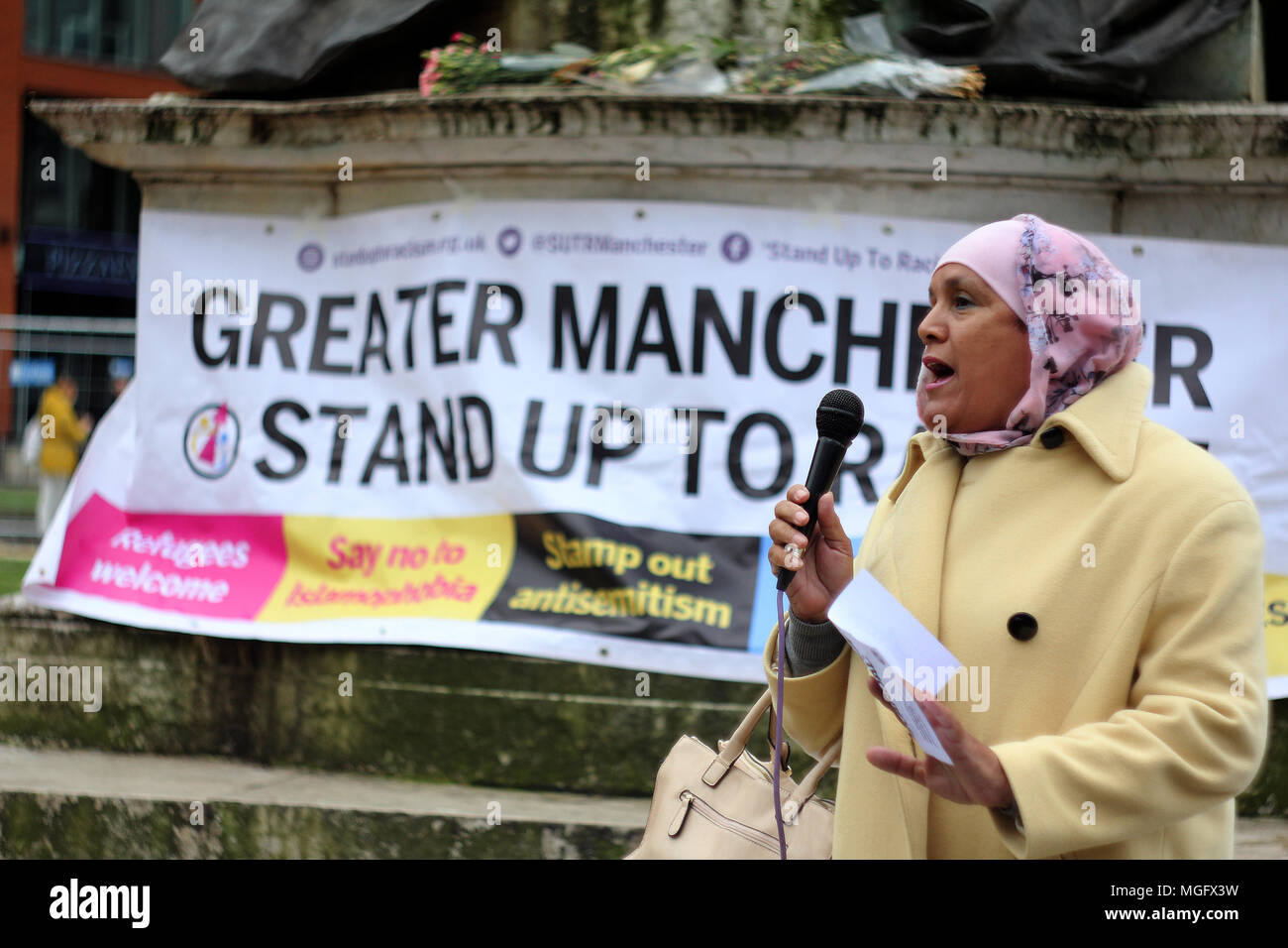 Manchester, UK. 28 avril 2018. Un manifestant contre le racisme s'adresse à la foule lors d'une 'Windrush-Generation» la solidarité et non-racisme Manifestation à Manchester. Les manifestants ont exigé et fin au racisme et à l'appui pour les Caraïbes Les migrants qui sont venus à la Grande-Bretagne en vertu d'un passeport britannique pour travailler dans les années 1950. Credit : SOPA/Alamy Images Limited Live News Banque D'Images