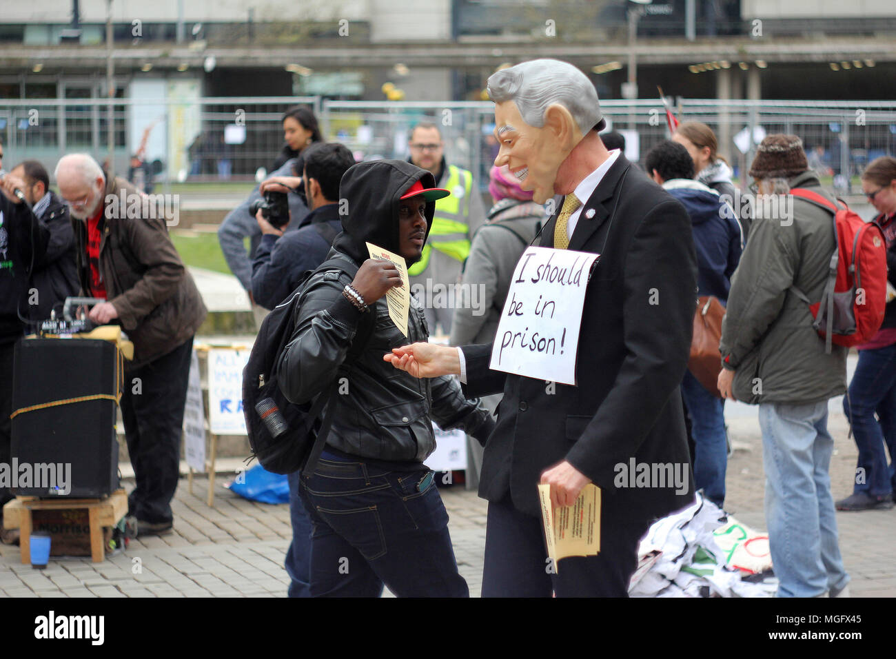 Manchester, UK. 28 avril 2018. Solidarité Palestine un manifestant portant un masque de Tony Blair et un signe qui se lit "je devrais être en prison' mains une brochure à un passant au cours d'une manifestation dans le centre-ville de Manchester. Les manifestants protestaient contre les droits du peuple de Gaza et contre les massacres par les Forces de défense israéliennes de manifestants palestiniens non armés. Credit : SOPA/Alamy Images Limited Live News Banque D'Images