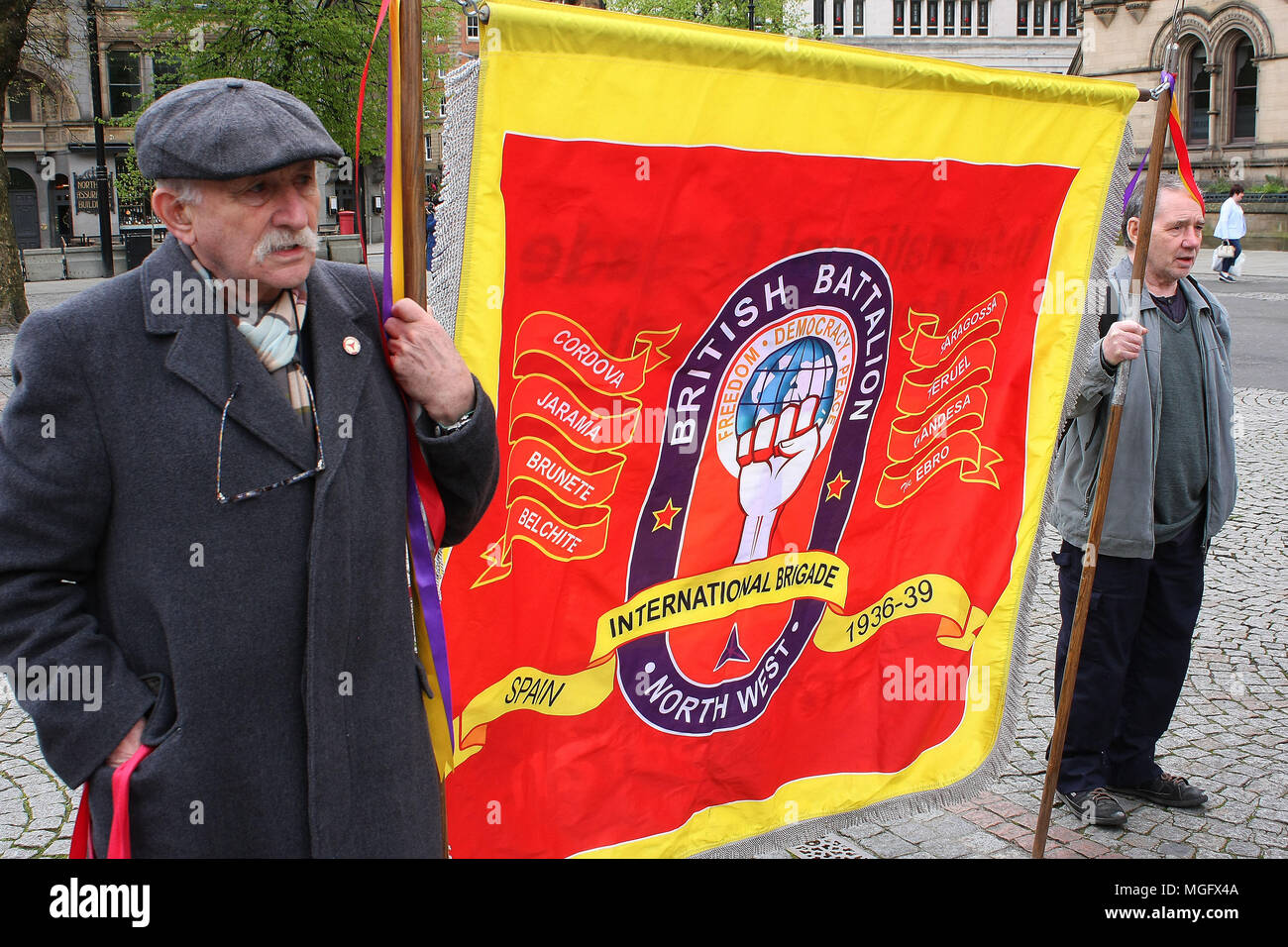 Manchester, UK. 28 avril 2018. Les membres du Nord Ouest, en direction de la Brigade internationale montrent leur soutien et solidarité avec une bannière à l'International Workers Memorial Day rally dans le centre-ville de Manchester. Ce jour (28 avril) chaque année commémore tous les travailleurs tués, blessés ou devenus malades par le travail. Credit : SOPA/Alamy Images Limited Live News Banque D'Images