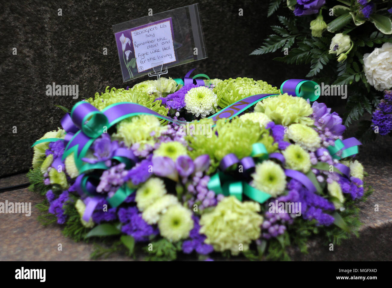 Manchester, Lancashire, Royaume-Uni. Apr 28, 2018. Une couronne de fleurs avec le message '' n'oubliez pas les morts, et lutte comme l'enfer des vivants'' à la Journée internationale des travailleurs Memoriial rally dans le centre-ville de Manchester. Ce jour (28 avril) chaque année commémore tous les travailleurs tués, blessés ou devenus malades par leur travail. Crédit : Andrew Mccoy/SOPA Images/ZUMA/Alamy Fil Live News Banque D'Images