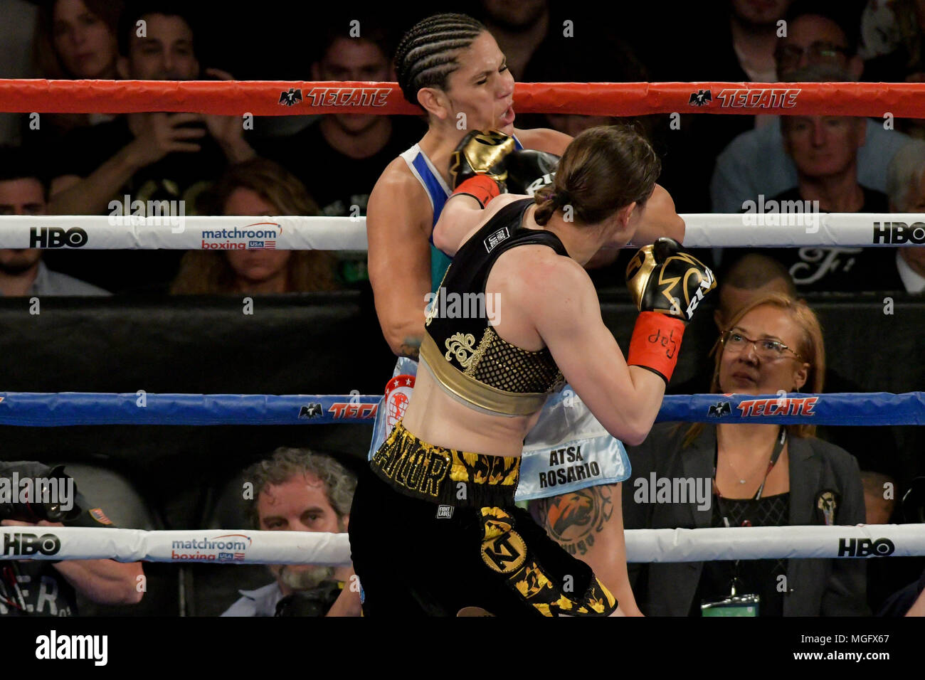 Brooklyn, New York, USA. Apr 28, 2018. KATIE TAYLOR (noir et or) et VICTORIA BUSTOS bataille dans l'IBF/WBA Women's World Championship léger bout au Barclays Center de Brooklyn, New York. Crédit : Joel Plummer/ZUMA/Alamy Fil Live News Banque D'Images