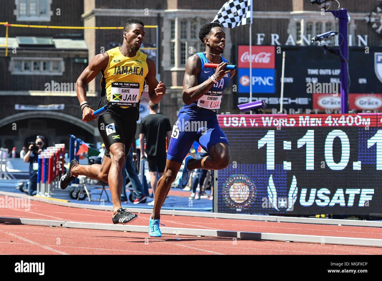 Philadelphie, Pennsylvanie, USA. Apr 28, 2018. MICHAEL CHERRY et DEMISH GAYE en action au cours de l'USA vs le monde 4x400 au champ Franklin de Philadelphie, Pennsylvanie. Credit : Amy Sanderson/ZUMA/Alamy Fil Live News Banque D'Images