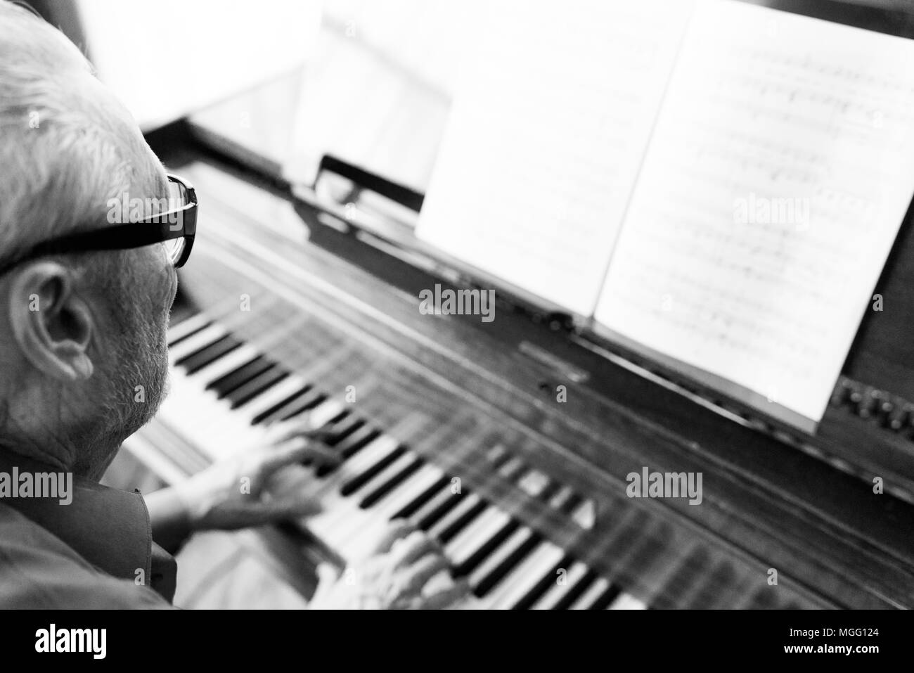 Old man playing piano Banque D'Images