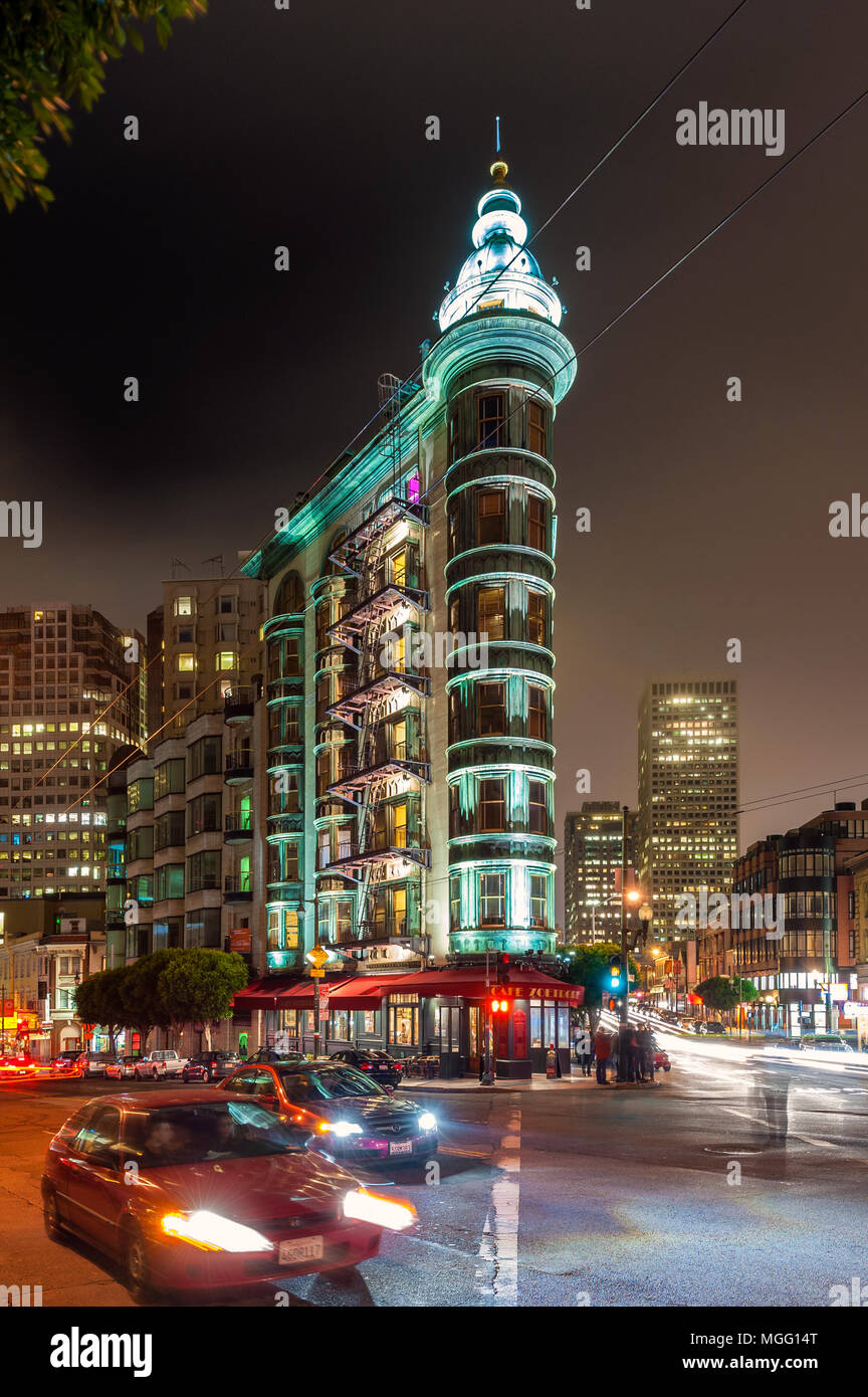 Columbus Tower ou sentinelles à San Francisco, Californie, USA la nuit. Il a été achevé en 1907 et est un important point de repère de San Francisco. Banque D'Images