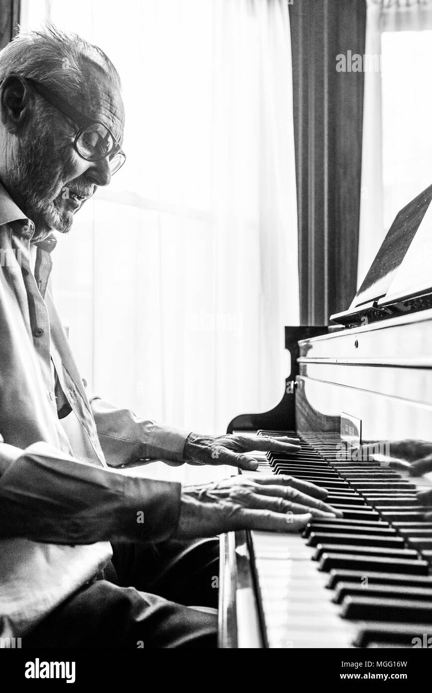 Old man playing piano Banque D'Images