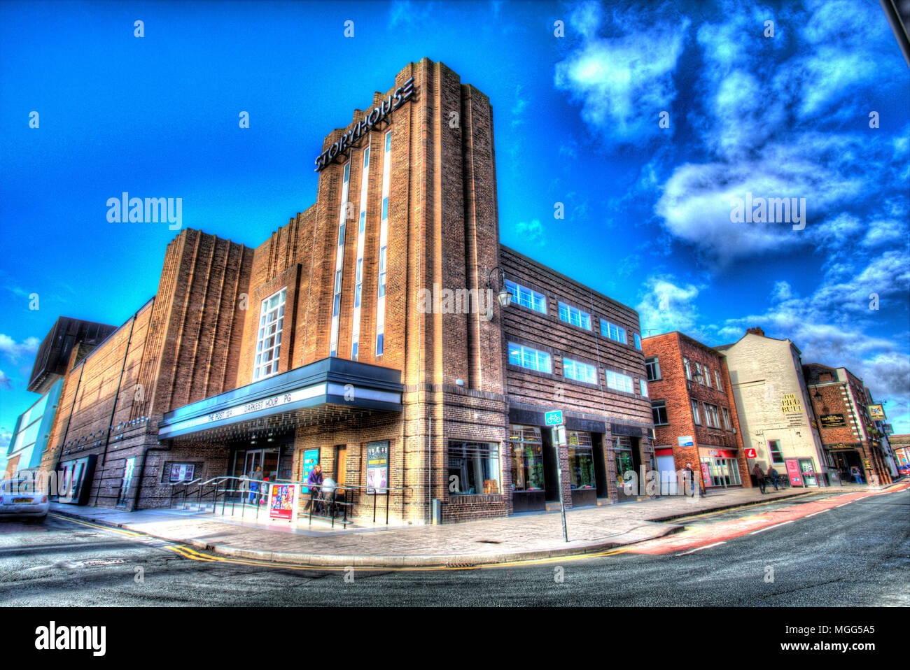 Ville de Chester, en Angleterre. Vue artistique de l'ancien bâtiment du cinéma Odeon à la jonction de Northgate Street et Hunter Street. Banque D'Images