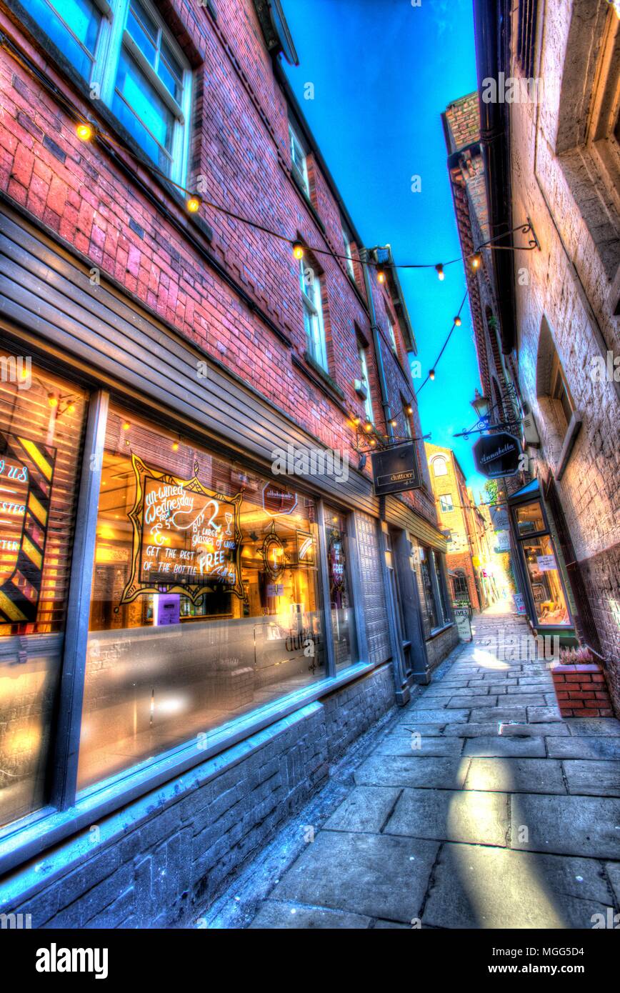 Ville de Chester, en Angleterre. Vue artistique du café de restaurants et magasins dans Godstall médiévale Chester's Lane. Banque D'Images