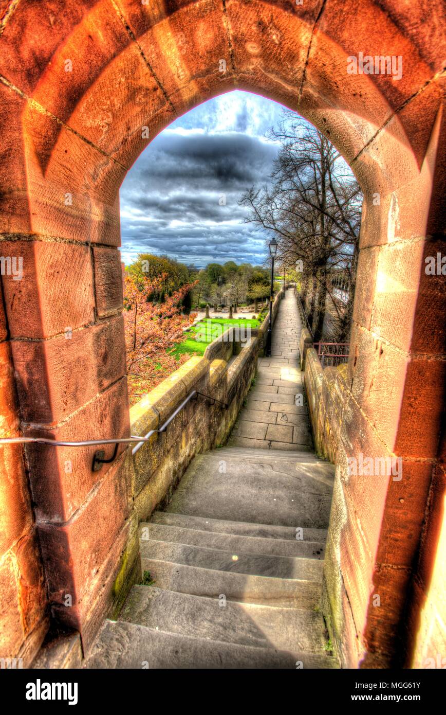 Ville de Chester, en Angleterre. Vue artistique de fortifications de Chester à Newgate, avec le mur de marche et les jardins romains à l'arrière-plan. Banque D'Images