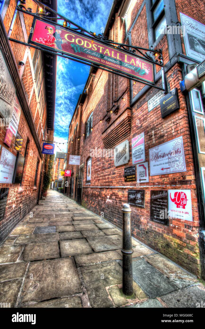 Ville de Chester, en Angleterre. Vue artistique du café de restaurants et magasins dans Godstall médiévale Chester's Lane. Banque D'Images