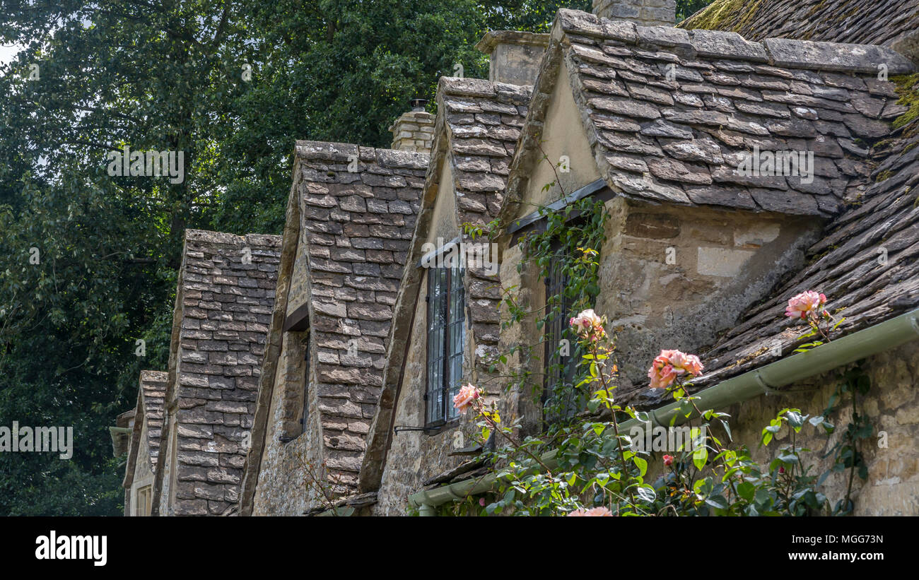 Bibury village est couverte d'ardoise rangée de lucarnes poke hors de leur architecture de style jacobéen Banque D'Images