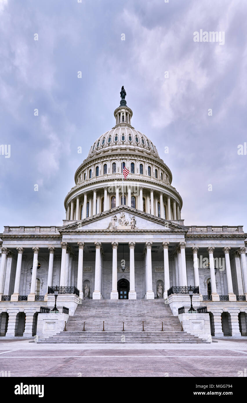 United States Capitol Building facade et vide sur une plaza jour nuageux, aucun peuple visible, Washington D.C., USA Banque D'Images