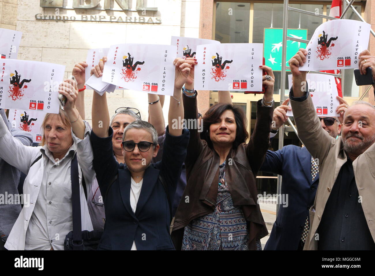 Naples, Italie. Apr 27, 2018. Flash mob de Naples contre les morts au travail un flash mob de dire assez pour les morts au travail : c'est l'initiative promue par la Cgil "" et "Fillea CGIL Campania"les syndicats à l'occasion de "Giornata mondiale per la salute e la sicurezza del lavoro".en photo un mason au cours de flash-mob avec banner Crédit : Salvatore Esposito/Pacific Press/Alamy Live News Banque D'Images