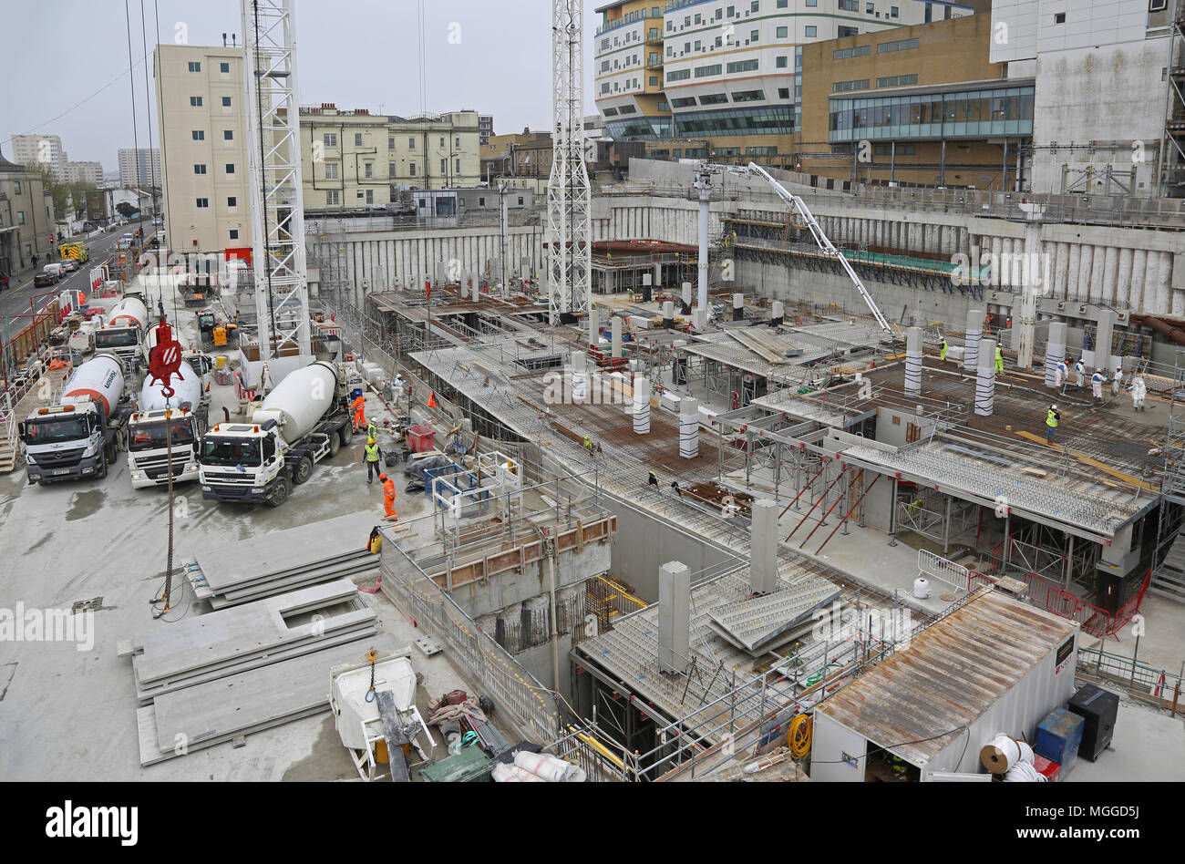 La construction de la nouvelle extension de l'hôpital de Brighton Royal Sussex. Montre l'excavation et la coulée en cours. Banque D'Images