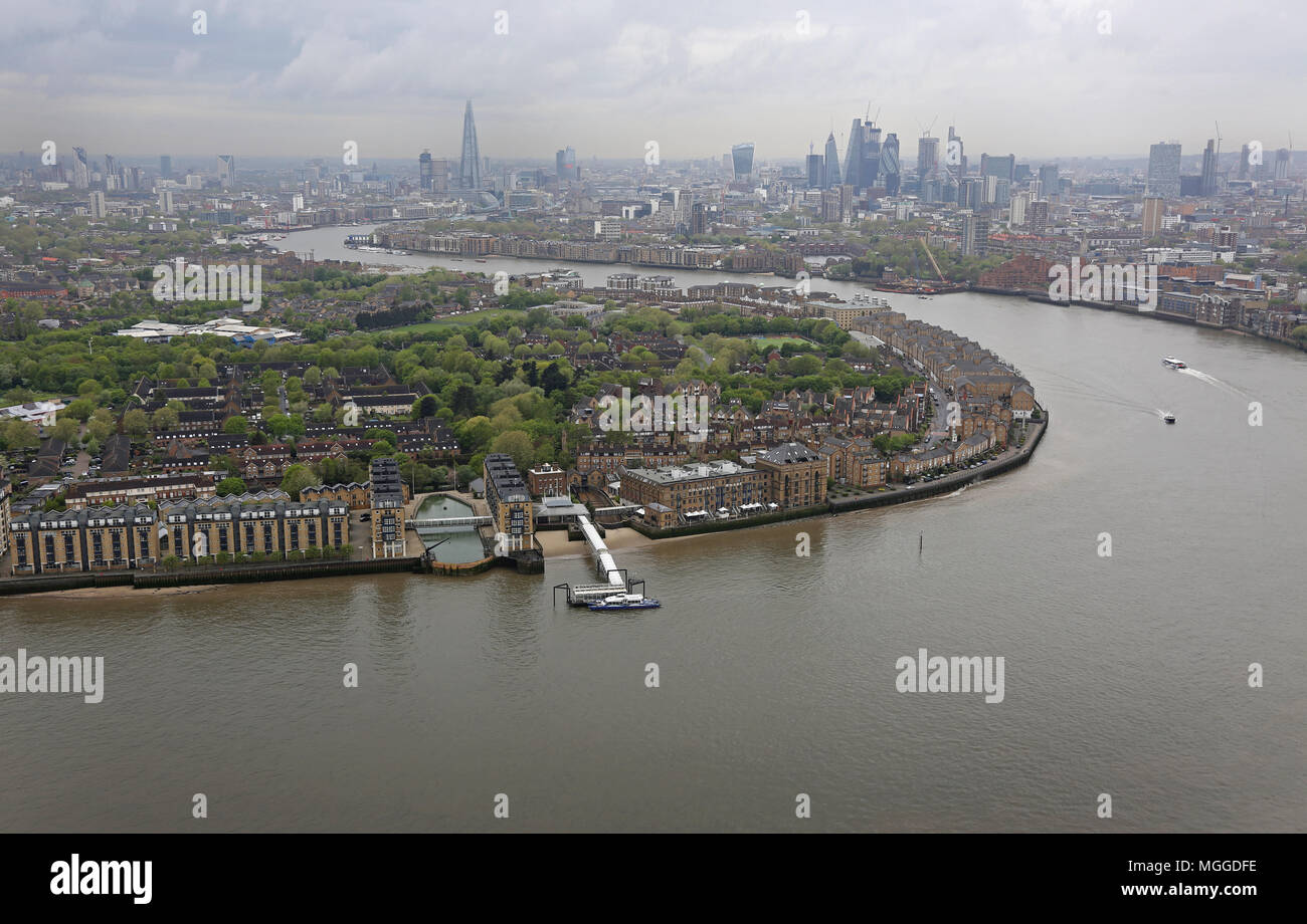 Vue de haut niveau de la Tamise de Canary Wharf en regardant vers la ville de Londres. Site du projet de nouveau pont sur la rivière piéton/cycle. Banque D'Images