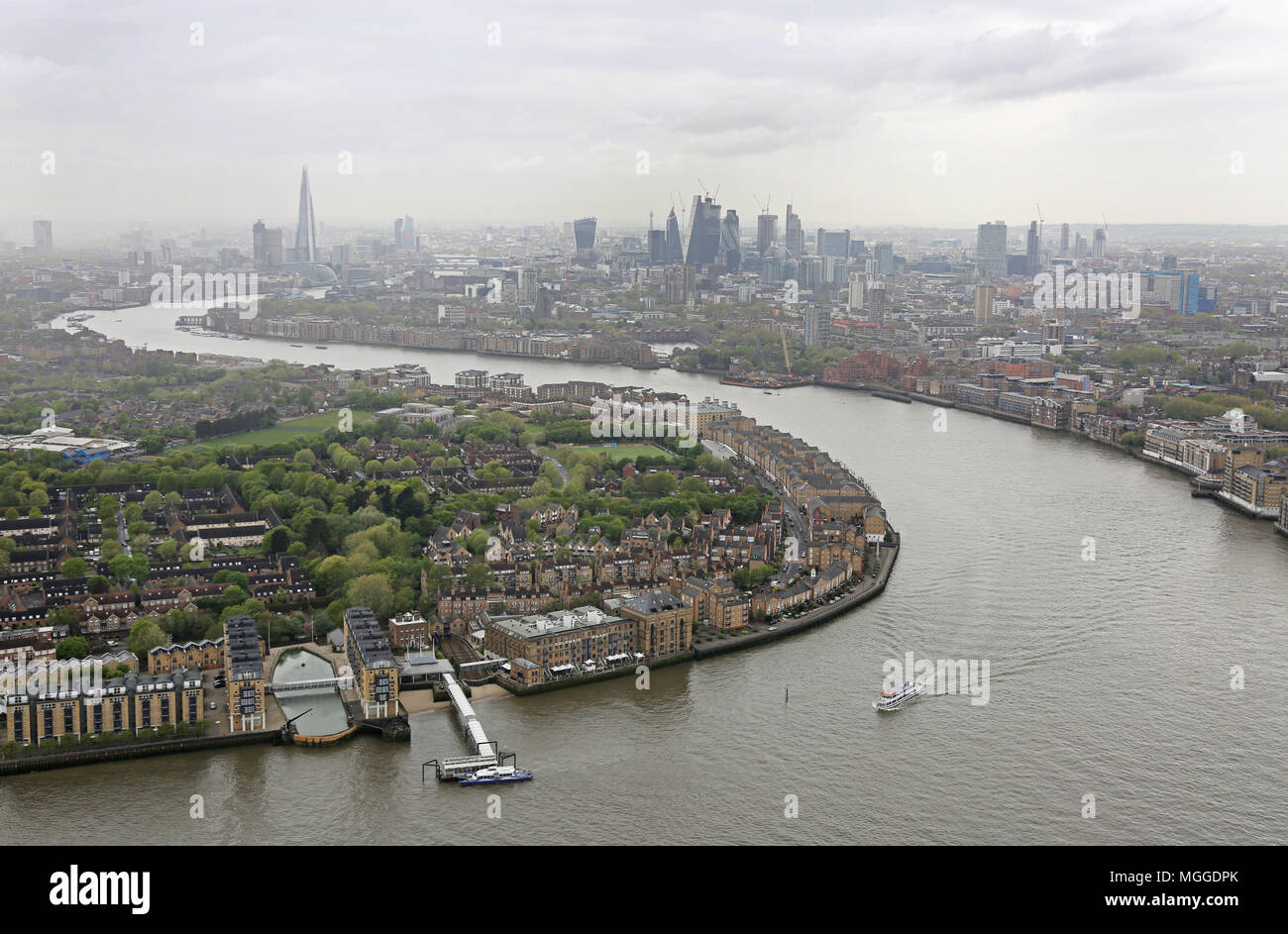 Vue en hauteur de la Tamise depuis Canary Wharf, vue vers l'ouest vers la ville de London depuis la tour de Terre-Neuve. Affiche Rotherhithe au premier plan. Banque D'Images