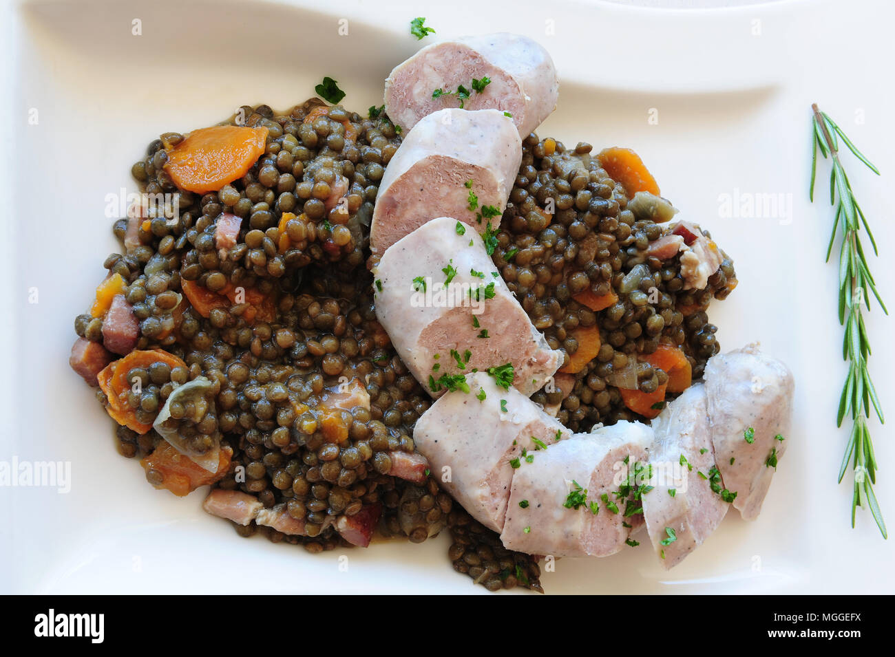 Les saucisses et les lentilles vertes du Puy servi au Chalet Lac du Bouchet, dans la région française du Puy Banque D'Images