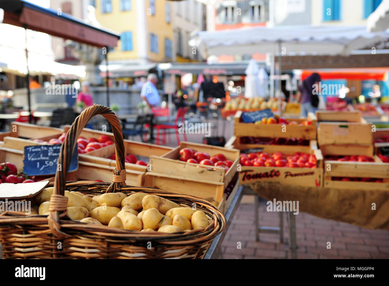 Le marché des fruits et légumes dans la ville de Puy-en-Velay Banque D'Images