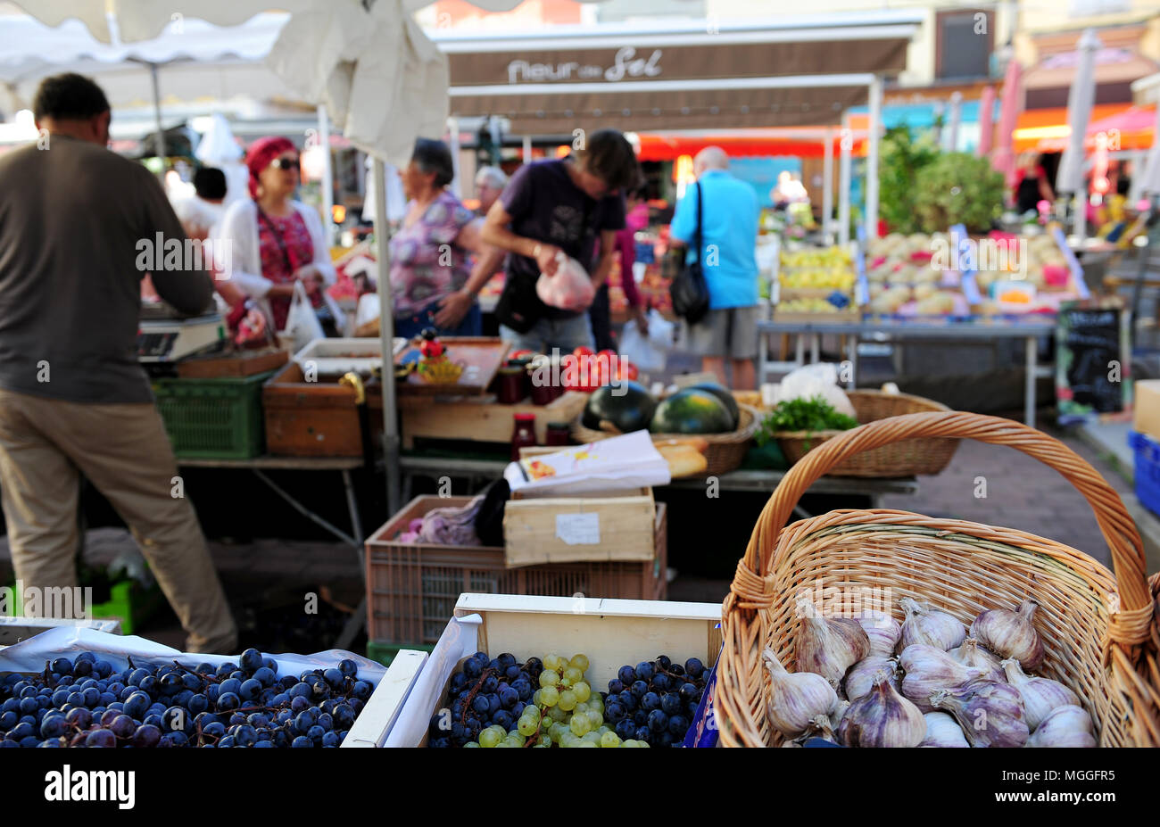 Le marché des fruits et légumes dans la ville de Puy-en-Velay, France Banque D'Images