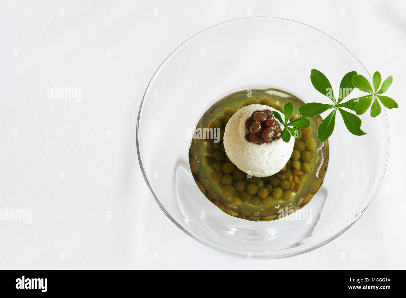 Un Puy à base de lentilles dessert créé par le chef étoilé Régis Marcon (lentilles vertes du Puy confites à la vanille et gelée d'asperule odorante) Banque D'Images