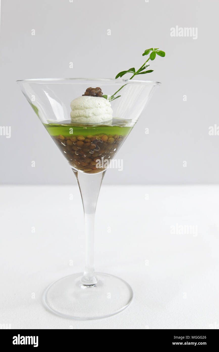 Un Puy à base de lentilles dessert créé par le chef étoilé Régis Marcon (lentilles vertes du Puy confites à la vanille et gelée d'asperule odorante) Banque D'Images