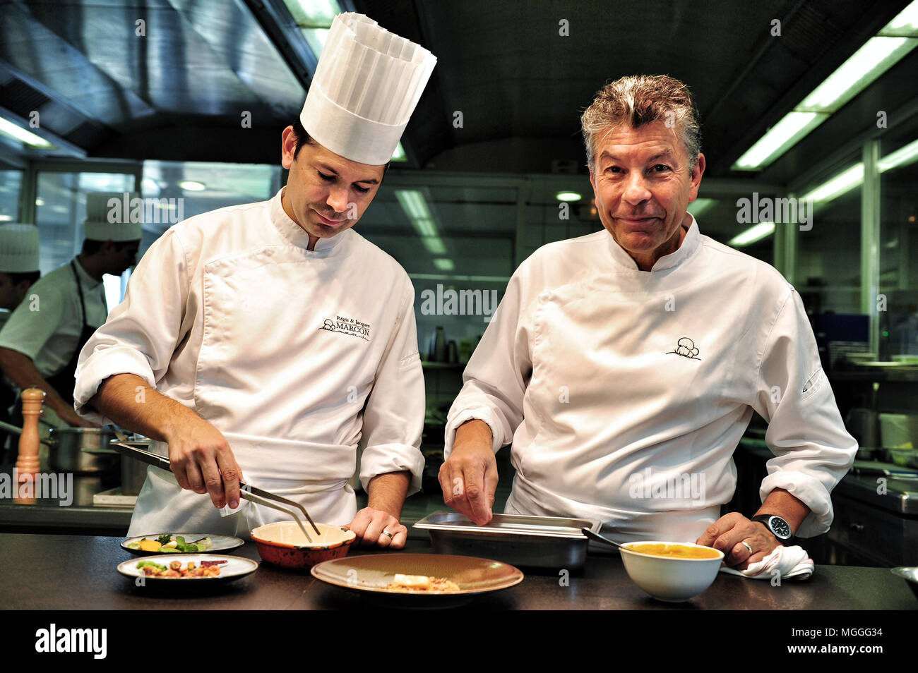 Trois le chef étoilé Régis Marcon (droite) au travail avec son fils Jacques (à gauche) dans la cuisine de son restaurant à Montfaucon-en-Velay, France Banque D'Images
