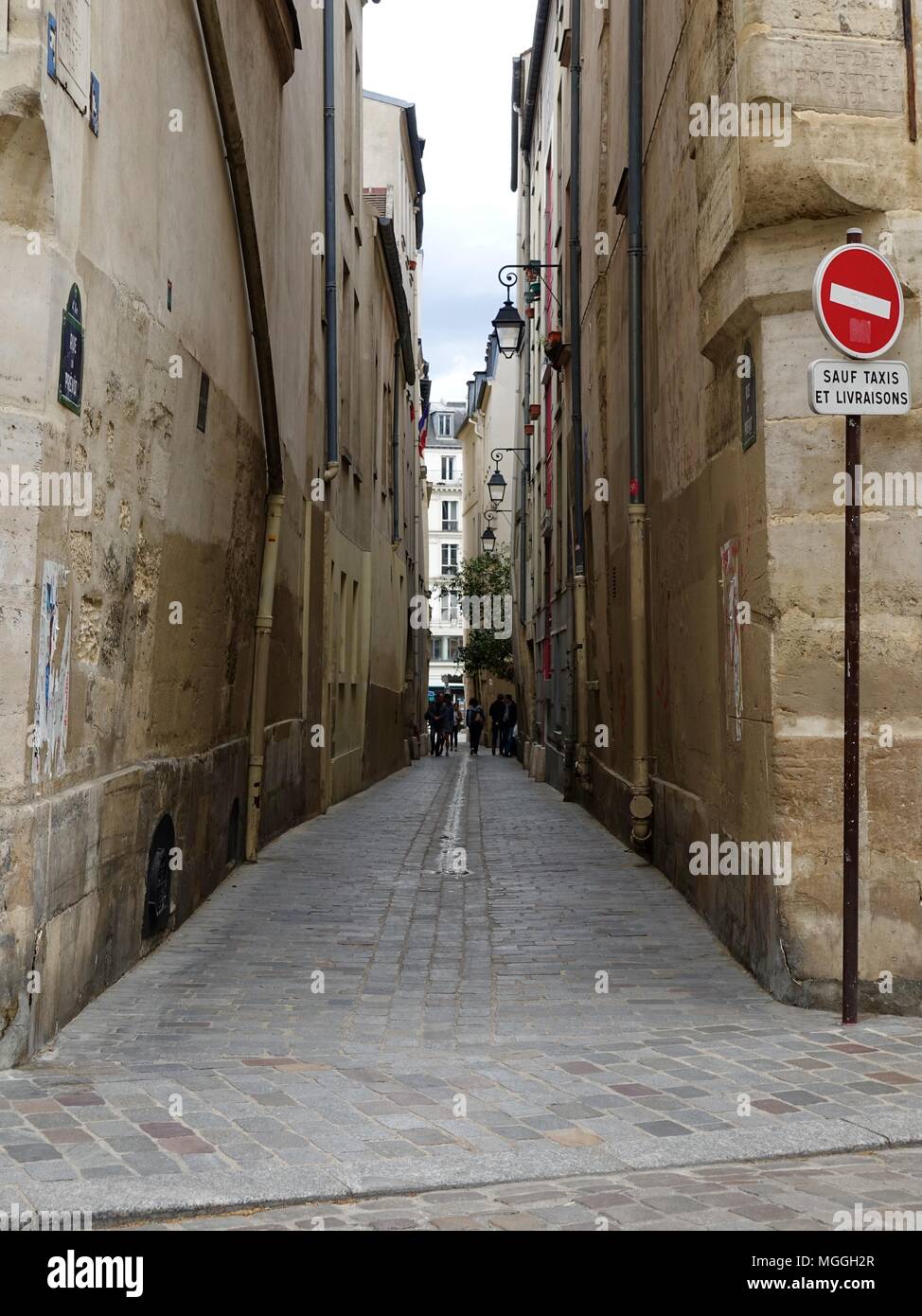 Erraient dans une rue étroite dans le Marais. Rue du prévôt, Paris, France. Banque D'Images