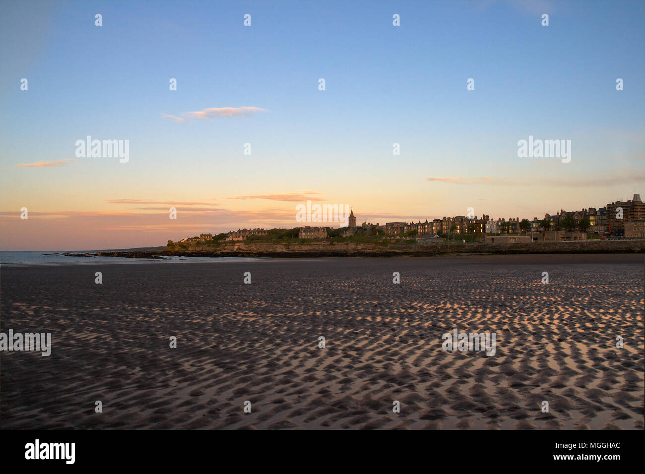 Vue sur St Andrews, de l'Ouest sands beach, Fife, Scotland Banque D'Images