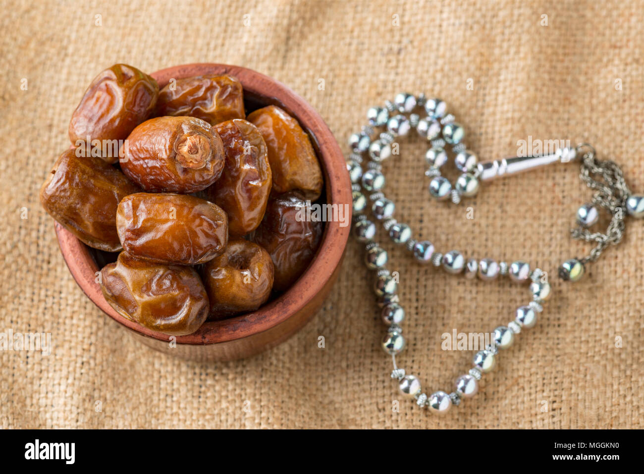 Ramadan Dattes séchées et Rosaire sur Vintage Background Banque D'Images