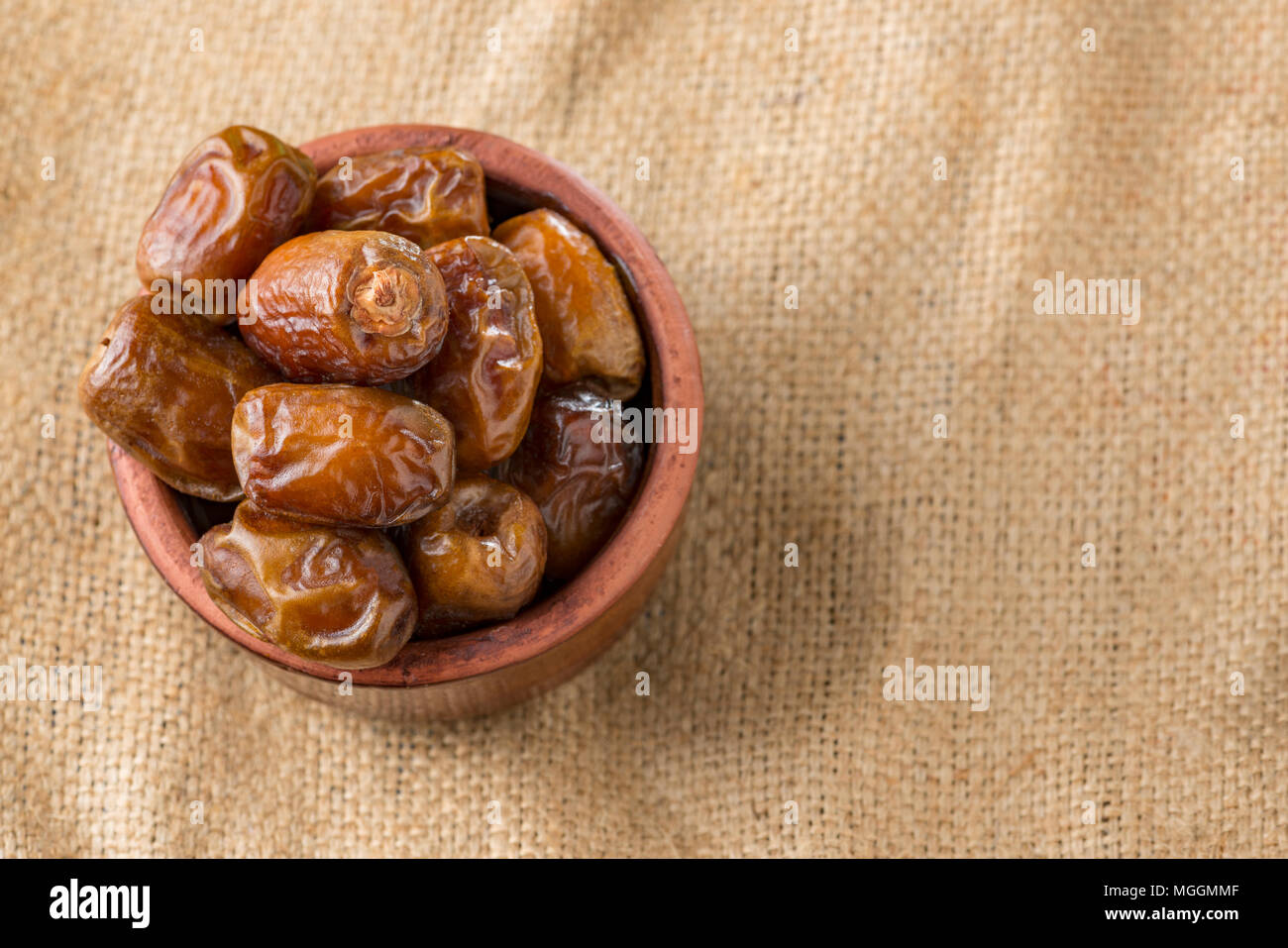 Bol de Ramadan Dattes séchées sur Vintage Background Banque D'Images