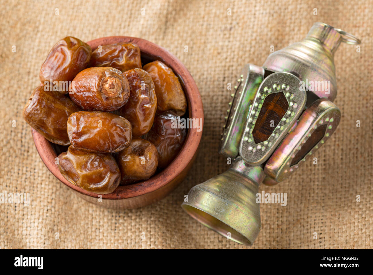 Bol de Ramadan Dattes séchées et lanterne sur le Vintage Banque D'Images