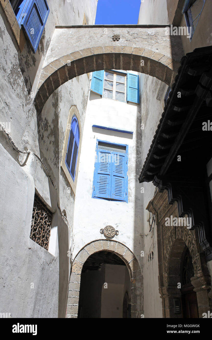 Rue étroite dans la Mellah, quartier juif, Essaouira, Maroc Banque D'Images