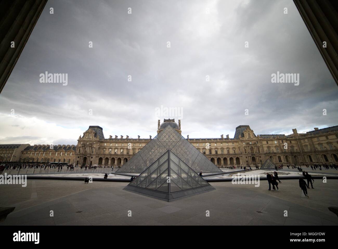 Le palais du Louvre et des musées (Pyramide de verre à l'extérieur de la Louvre, Paris) Banque D'Images