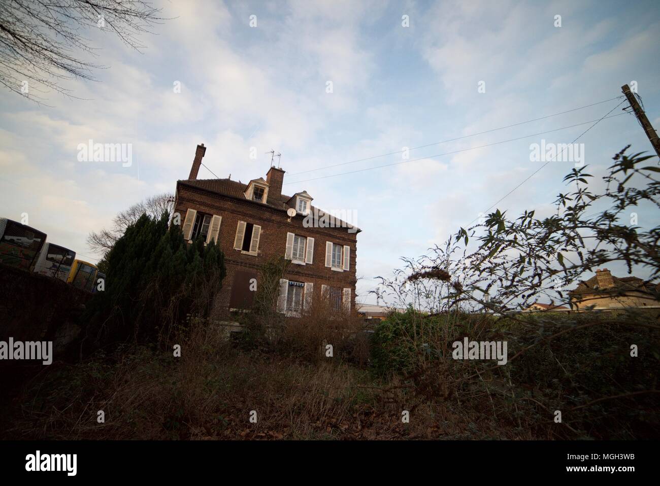 Creepy à la maison individuelle maison abandonnée avec brisé des fenêtres Banque D'Images