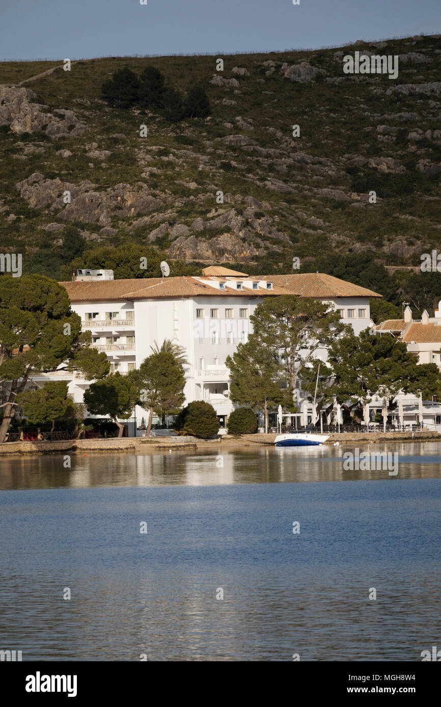 Port de Pollensa, Mallorca, Espagne. En 2018. Hotel Illa d'or donnant sur la baie de Pollença. Majorque. Banque D'Images