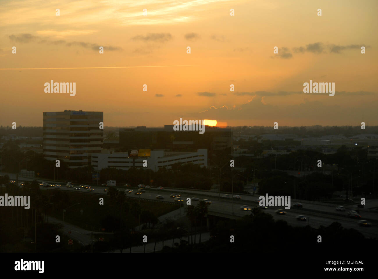 Plus rapides et la circulation sur la route au coucher du soleil, Fort Lauderdale, Florida, USA Banque D'Images